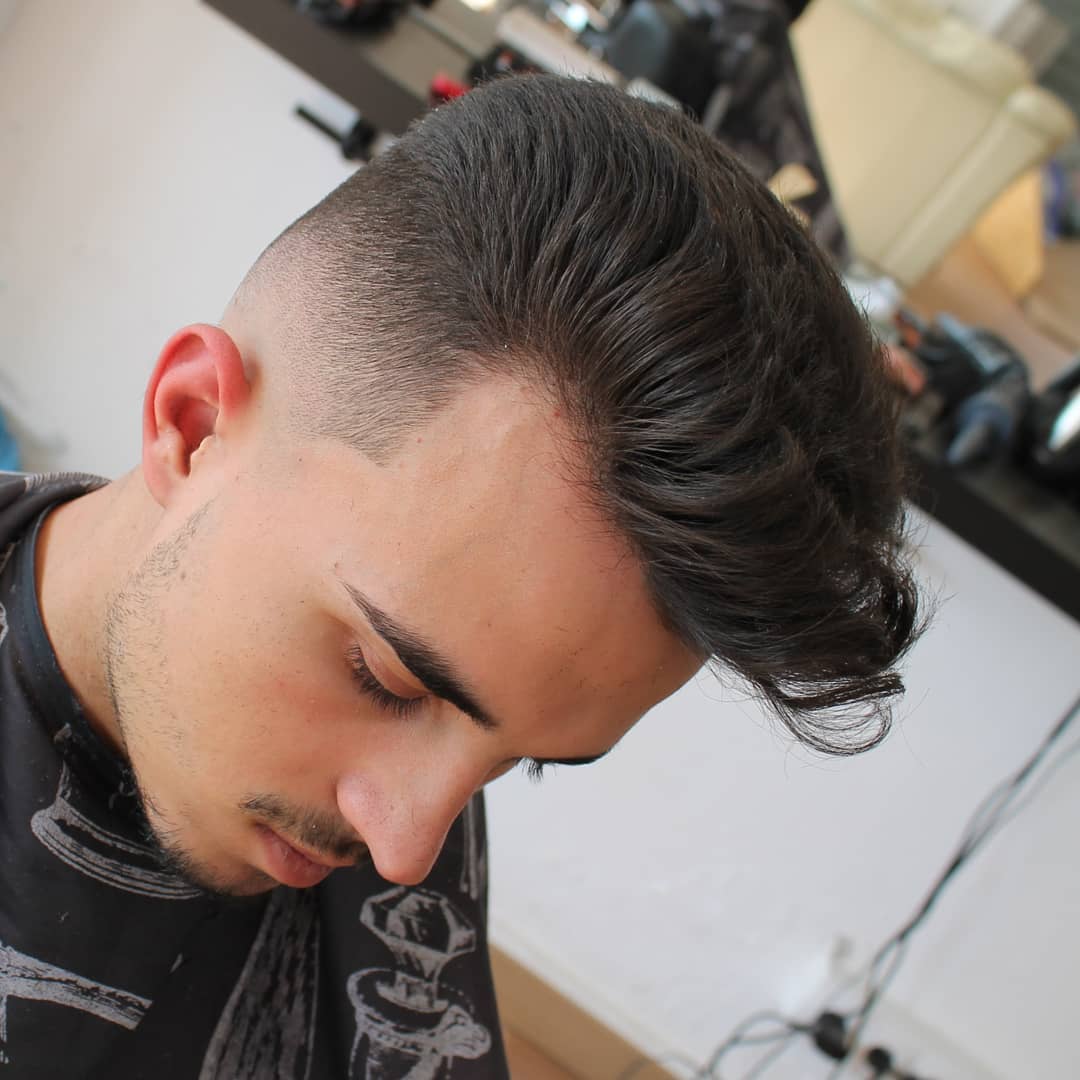 Corte degradado moderno con acabado natural en Ofis Barber Vélez-Málaga