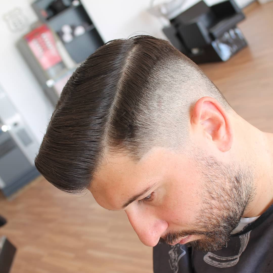 Corte degradado con raya definida realizado en Ofis Barber en Vélez-Málaga