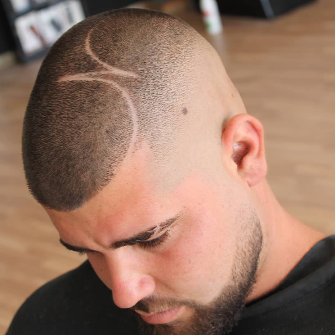 Corte degradado con líneas decorativas en Ofis Barber Vélez-Málaga