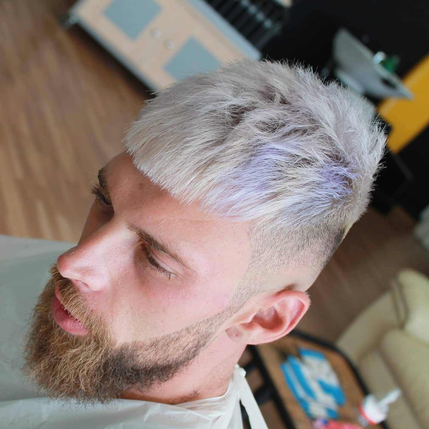 Decoloración rubio platino con degradado y barba en Ofis Barber Vélez-Málaga