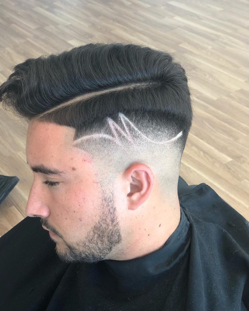 Corte degradado con diseño lateral realizado en Ofis Barber Vélez-Málaga