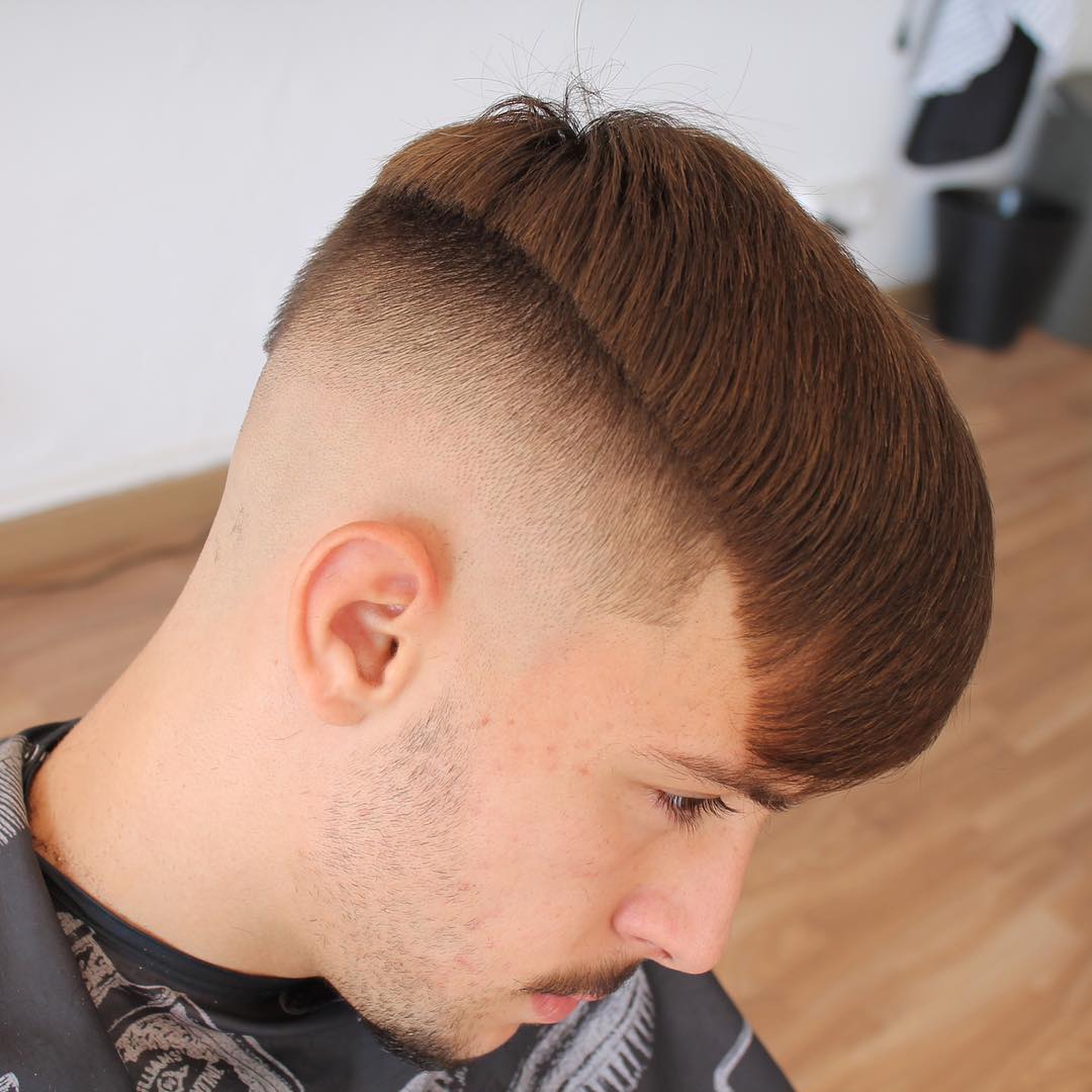 Corte degradado bajo con volumen superior en Ofis Barber Vélez-Málaga