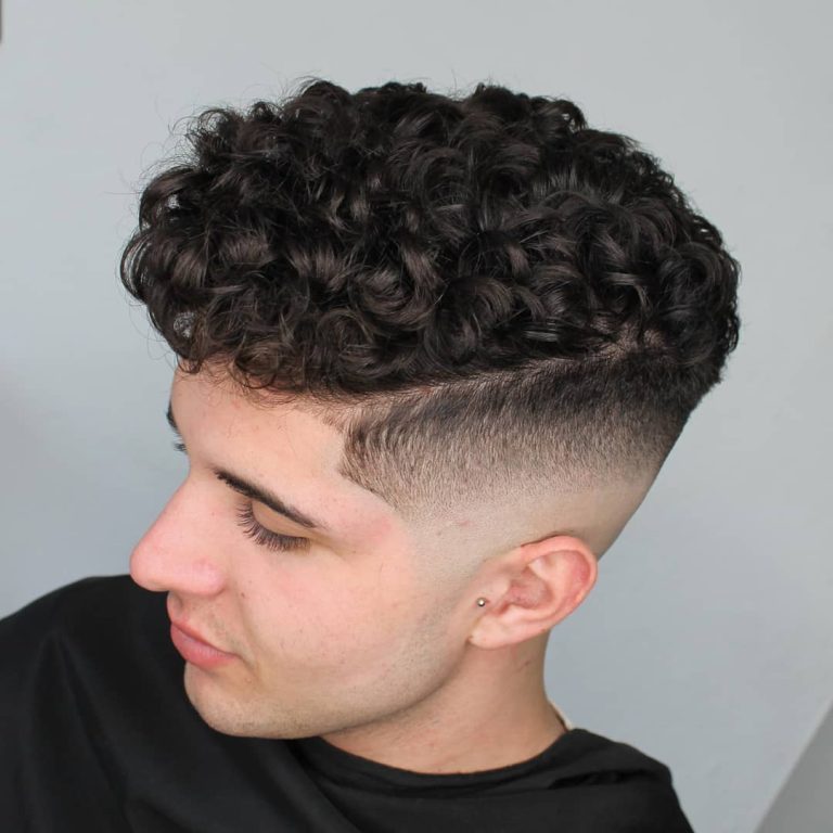 Corte rizado con degradado lateral realizado en Ofis Barber Vélez-Málaga